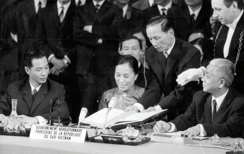 Ms. Nguyen Thi Binh at the historic moment of signing the Paris Agreement to end the war and restore peace for Vietnam. Photo: Taken from documents of the National Museum of History
