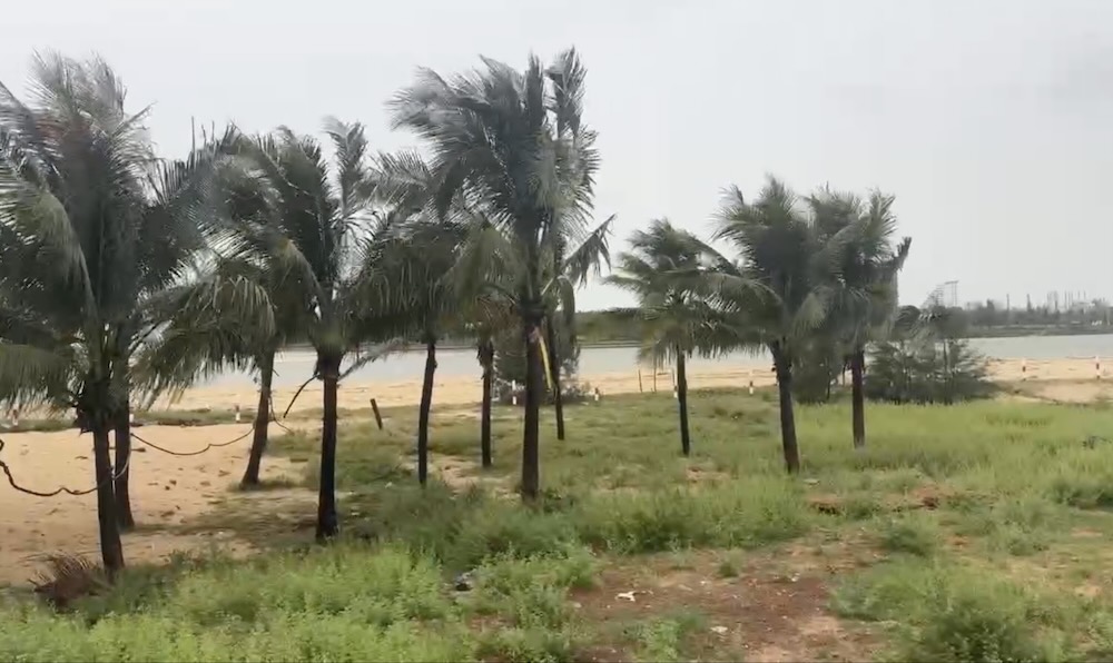 Storm No. 5 made landfall, the coast of Quang Tri had strong winds. Photo: Cong Sang