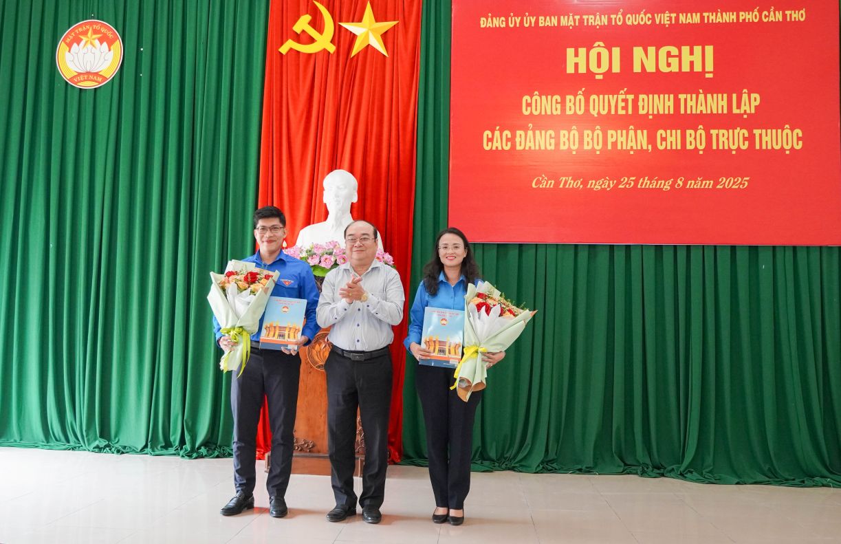 Ong Tran Van Chinh - Uy vien Ban Thuong vu Thanh uy, Pho Chu tich Thuong truc Uy ban MTTQ Viet Nam TP, Bi thu Dang uy Uy ban MTTQ Viet Nam TP Can Tho trao quyet dinh thanh lap  Anh: Phuong Anh