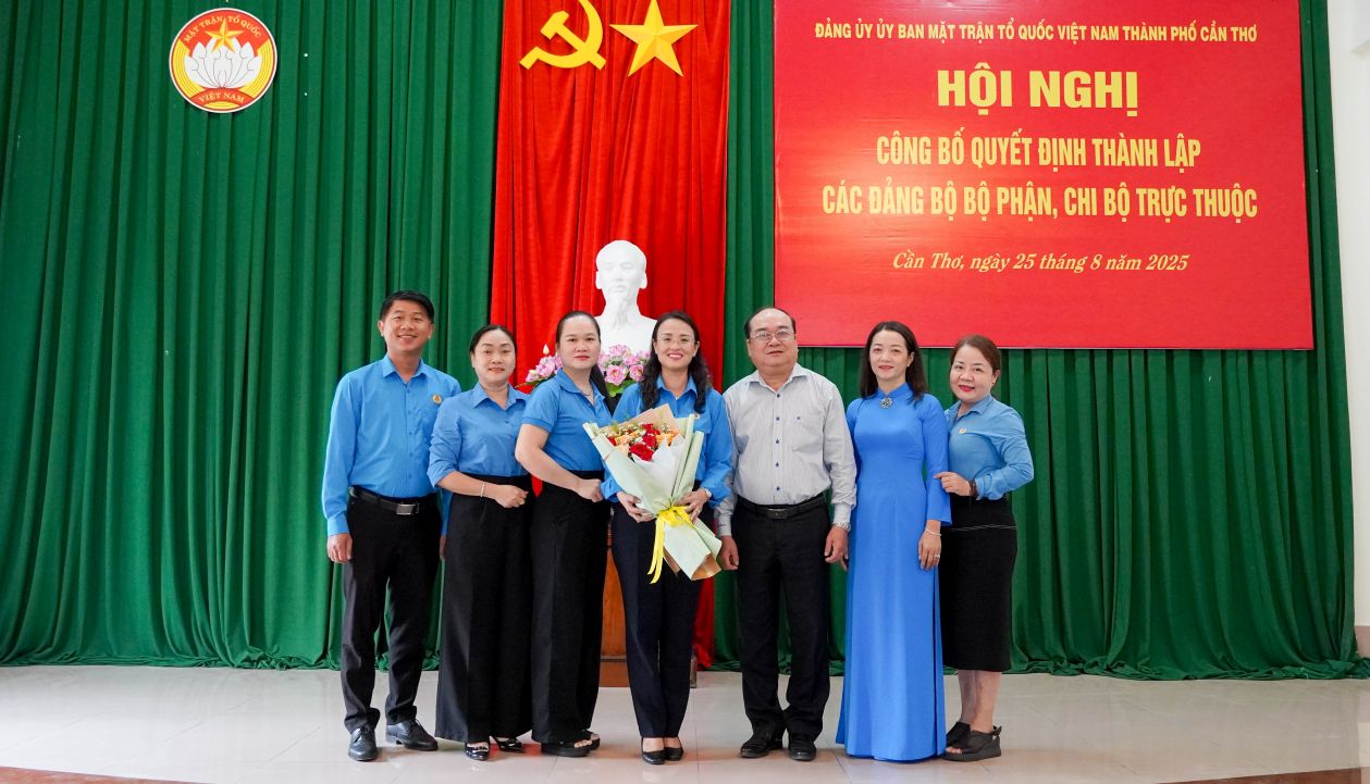 Ong Tran Van Chinh - Uy vien Ban Thuong vu Thanh uy, Pho Chu tich Thuong truc Uy ban MTTQ Viet Nam TP, Bi thu Dang uy Uy ban MTTQ Viet Nam TP Can Tho chuc mung Ban Chap hanh Dang bo bo phan 