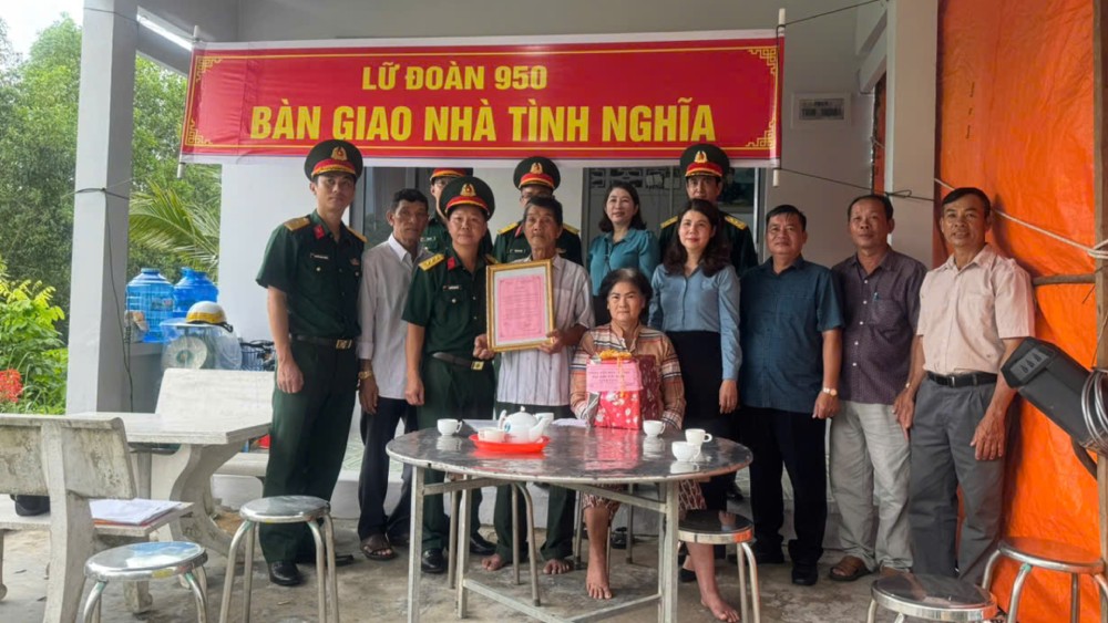 Handing over the house to Ms. Dang Thi Lam's family, residing in Suoi Lon quarter, Phu Quoc special zone. Photo: Nam Phuong