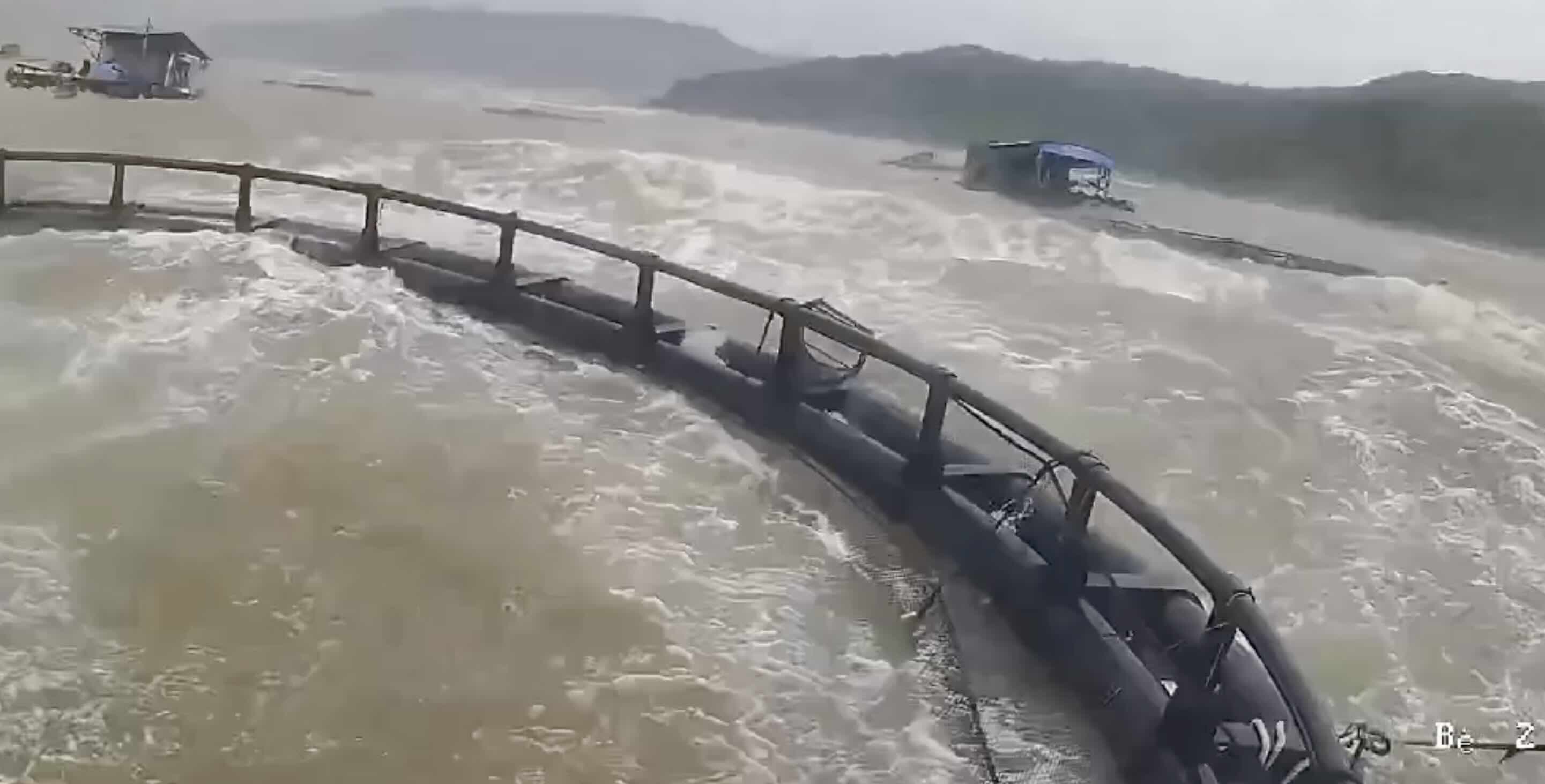 大きな波が魚の筏を流し、農家1人が重傷。写真:クリップから切り取る