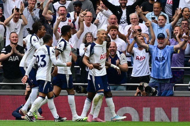 Tottenham tiep tuc bay cao duoi thoi Thomas Frank.  Anh: AFP