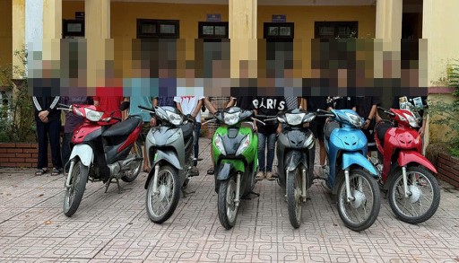 The commune police are investigating two groups of subjects using a triangle to resolve the conflict. Photo: CAHN