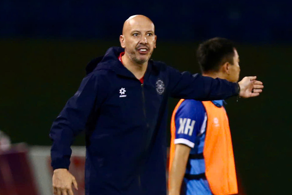 Assistant Luis Viegas of the Hanoi Police team received a penalty. Photo: Thanh Vu