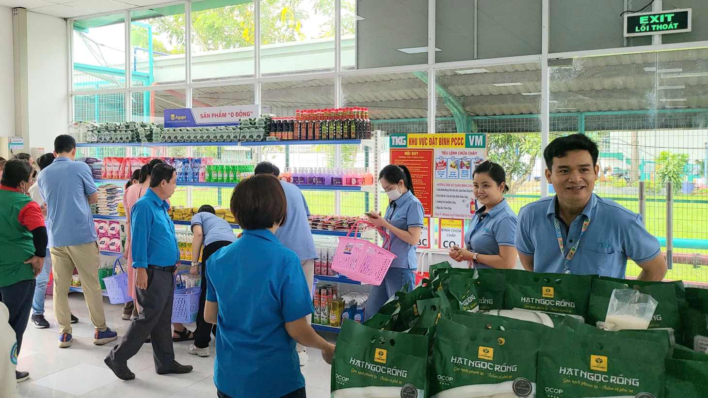 Doan vien, NLD mua sam trong sieu thi. Anh: Ky Quan