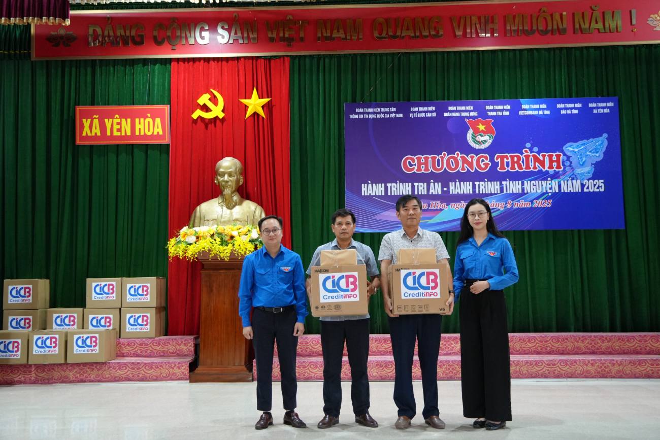 Doan trao tang 10 bo may tinh cho truong THCS Cam Duong va truong THCS Yen Hoa