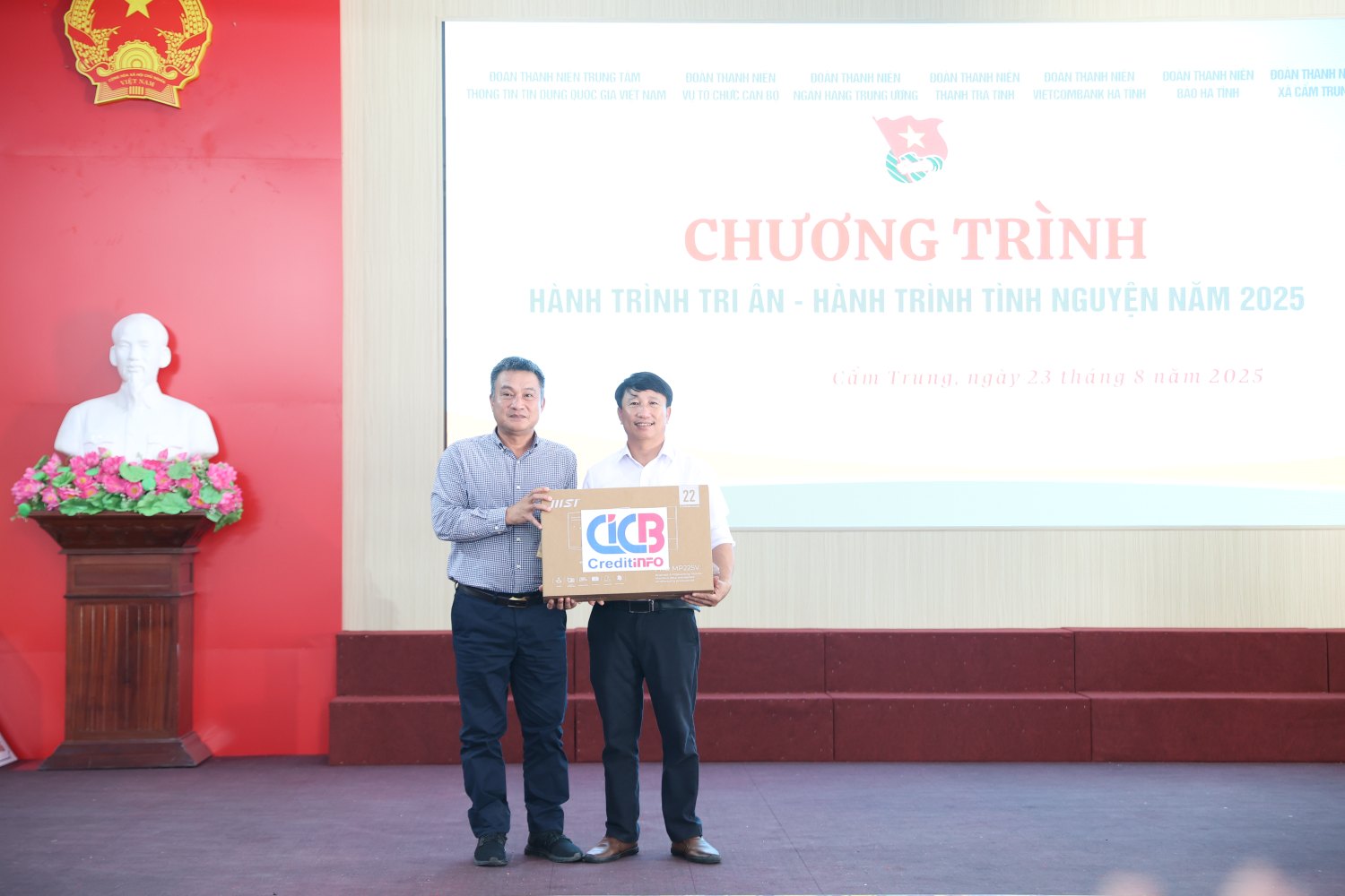 D/c Phan Huy Thang - Pho Tong Giam doc CIC trao tang 2 bo may tinh cho xa Cam Trung