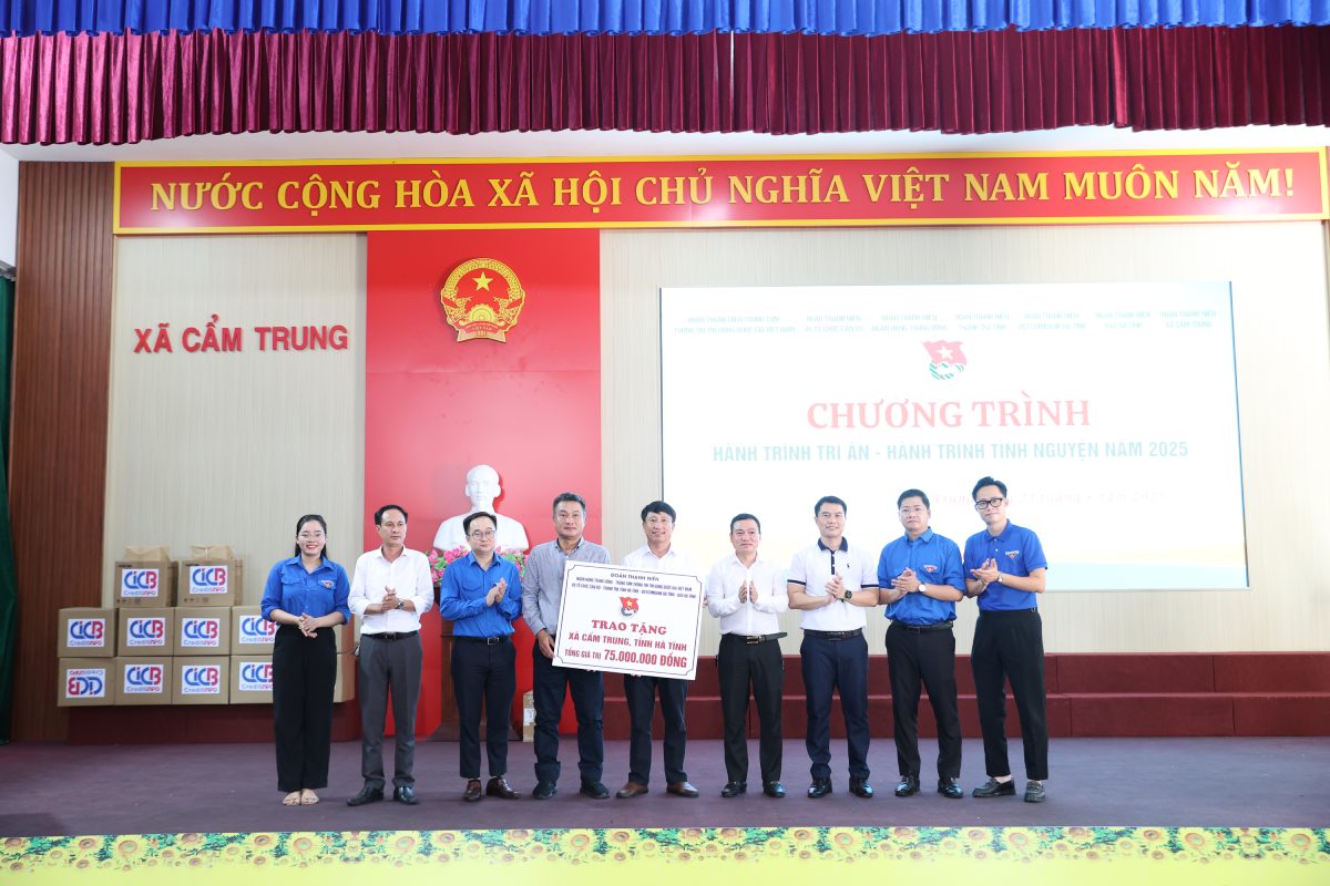 Doan trao tang cac phan qua cho xa Cam Trung, tinh Ha Tinh voi tong tri gia 75 trieu dong.