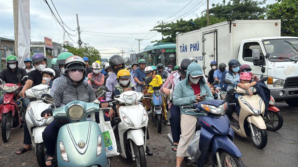 Nguoi dan phuong Binh Trung vat va luon lach qua khu vuc cong truong de dua con di hoc.