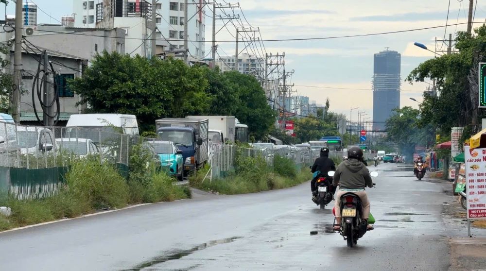 Goi XL12 (nhanh cau vuot ket noi duong Luong Dinh Cua) chi moi co mot so tru cau, hien con vuong mat bang. Khu vuc nay thuong xuyen un u keo dai. Ảnh: Anh Tu 