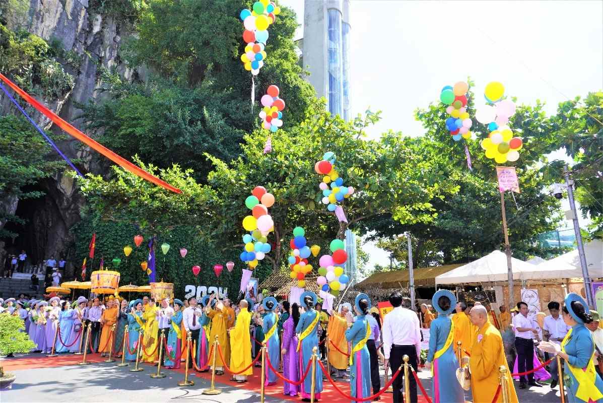 El festival Vu Lan bao hieu en Ngu Hanh Son se organiza periodicamente por Da Nang desde 2017 hasta ahora. Foto: BTC