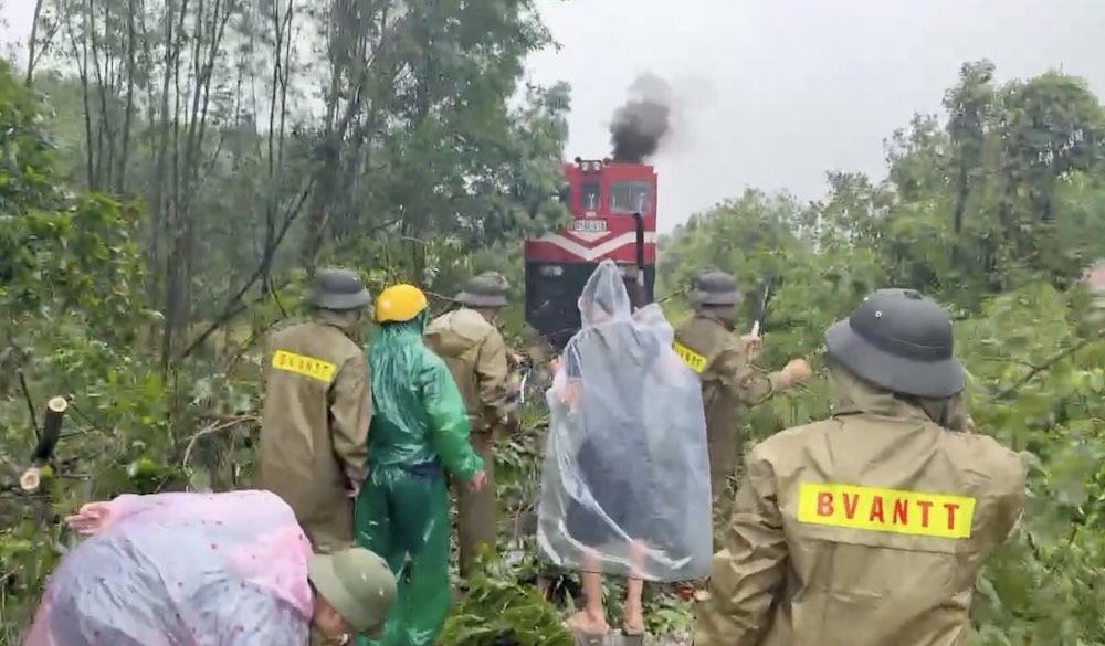 Arbol de pegamento derribado por el viento bloqueando las vias en Ha Tinh