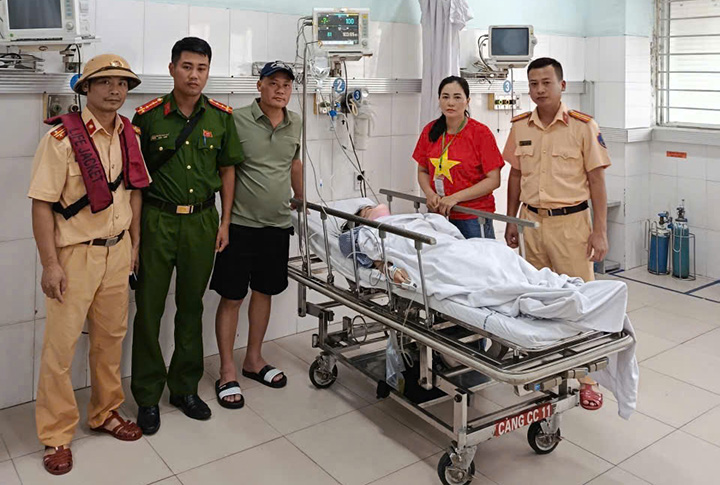 ハイフォン水上交通警察は、ビン橋から飛び降りた女性をタイムリーに救助しました。写真:ハイフォン警察