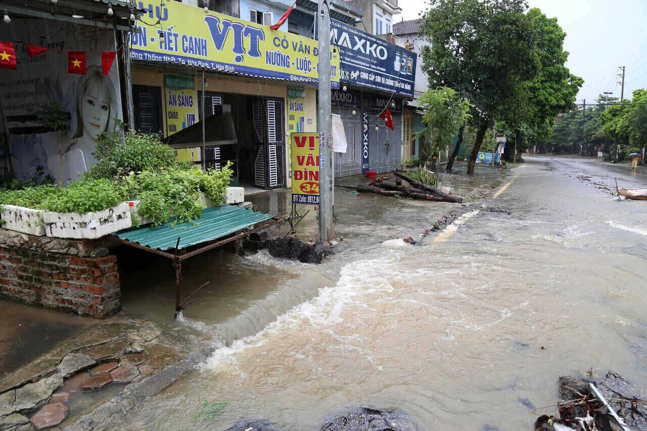 He thong cong thoat nuoc chua dam bao nen nuoc tu cong chay tran len duong nhu suoi. Anh: Binh Khang