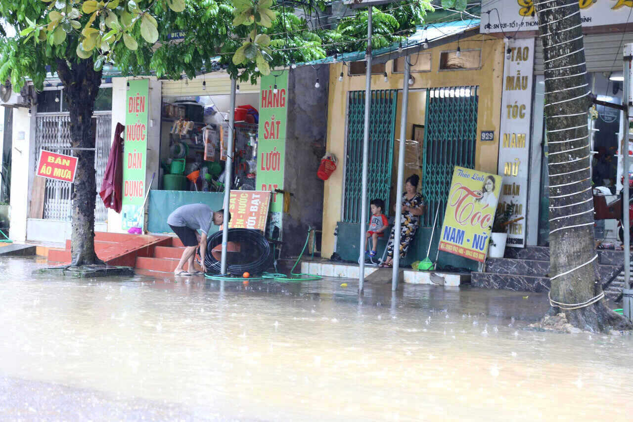 Neu nhu tiep tuc co mua lon, nuoc se dang cao, nguy co chay tran vao nha o cua nguoi dan. 