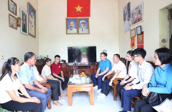 Doan cong tac tham, hoi dong vien gia dinh chi Tran Thi Vung. Anh: Nguyen Nhan