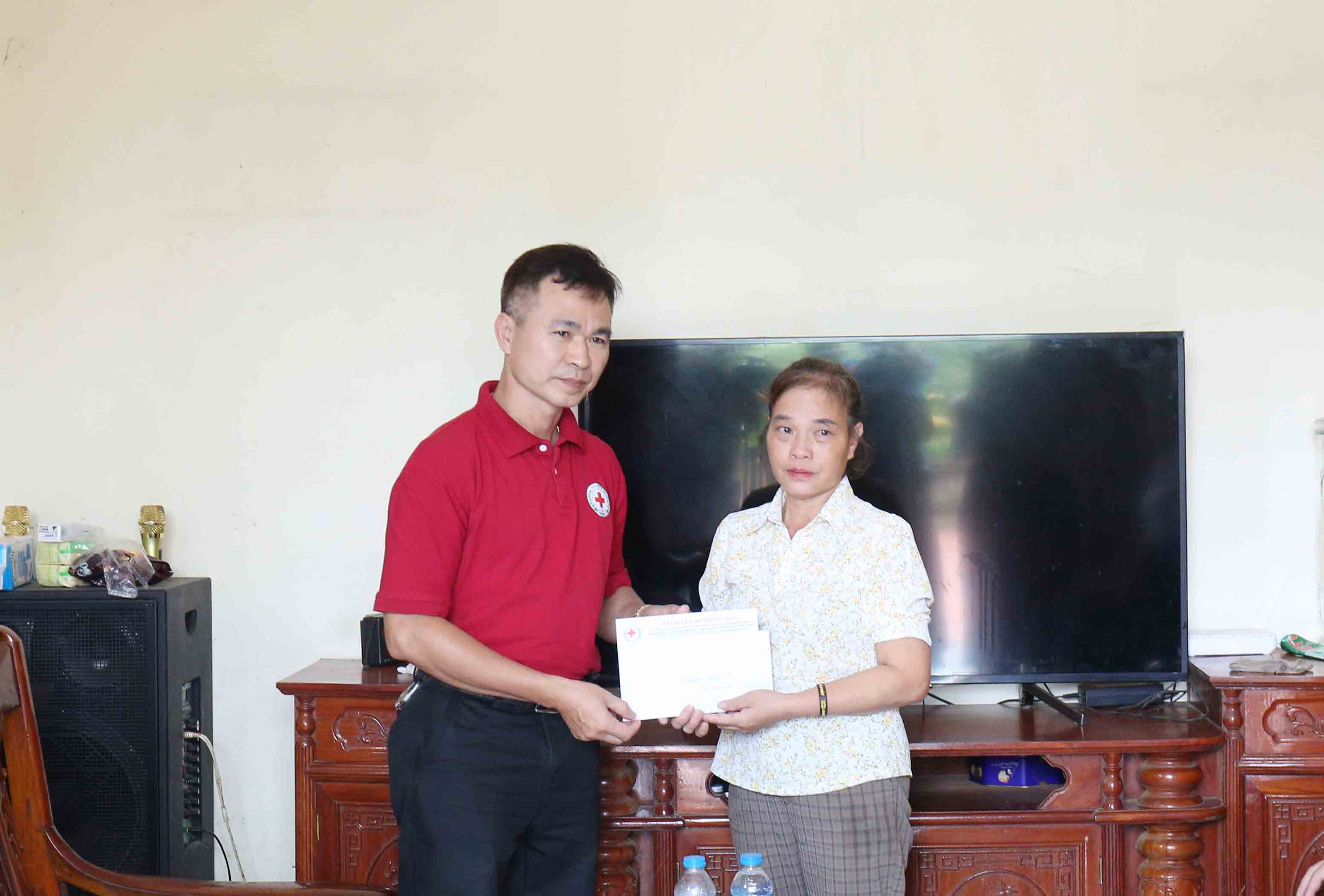 Pho Chu tich Hoi Chu thap do tinh Bac Ninh Nguyen Anh Phuong trao ho tro cho gia dinh chi Tran Thi Vung. Anh: Nguyen Nhan