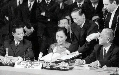 Ba Nguyen Thi Binh trong thoi khac lich su ky ket vao Hiep dinh Paris cham dut chien tranh, lap lai hoa binh cho Viet Nam. Anh: Chup tu tu lieu cua Bao tang Lich su Quoc gia