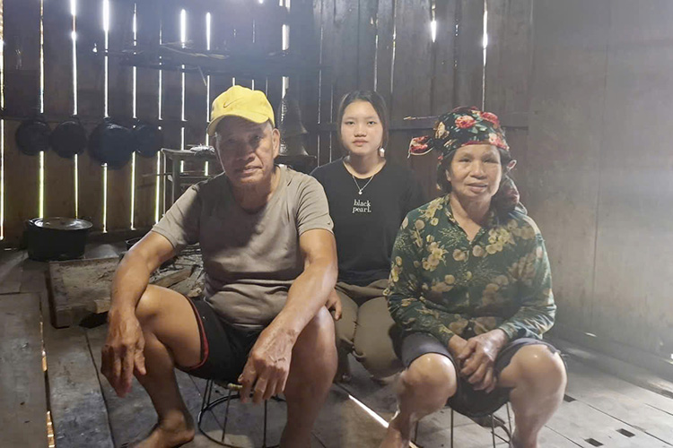 Female student Lo Thi Doan and her grandparents in worries about university lectures. Photo: Character provided