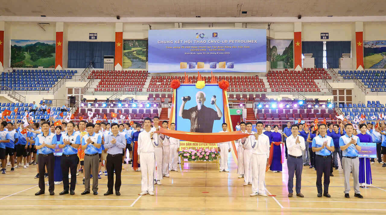 페트로리멕스 노동자 공무원 노동자 체육대회 결승전은 많은 간부 간부 직원 노동자들이 참석한 가운데 열렸습니다. 사진: 투투이