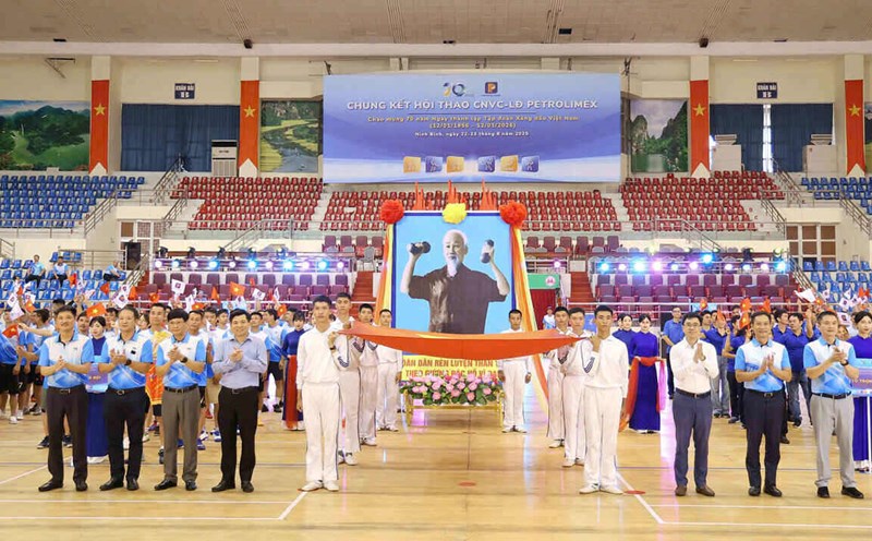 The final round of the Petrolimex Workers' and Civil Servants' Sports Festival took place with the participation of a large number of cadres, workers, and laborers. Photo: Thu Thuy