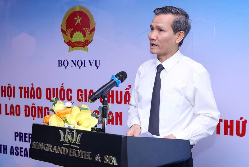 Cao Huy 내무부 차관이 프로그램에서 발언하고 있습니다. 사진: Nguyen Diep