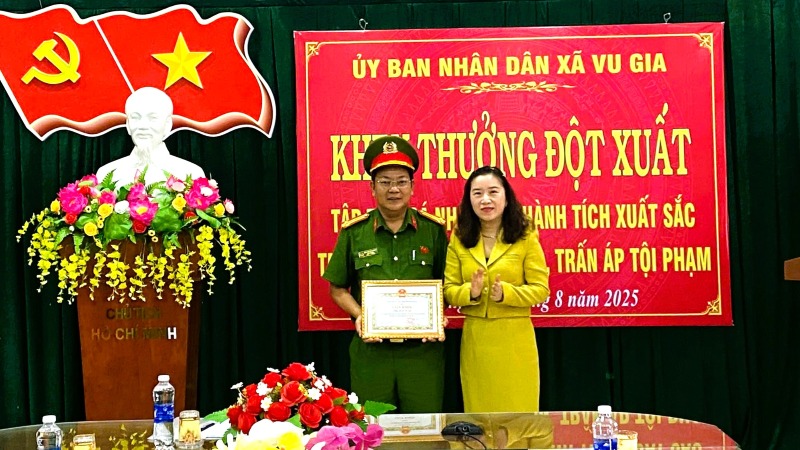 Cong an xa Vu Gia, Da Nang lap nhieu chien cong, duoc lanh dao dia phuong khen thuong dot xuat. Anh: CACC