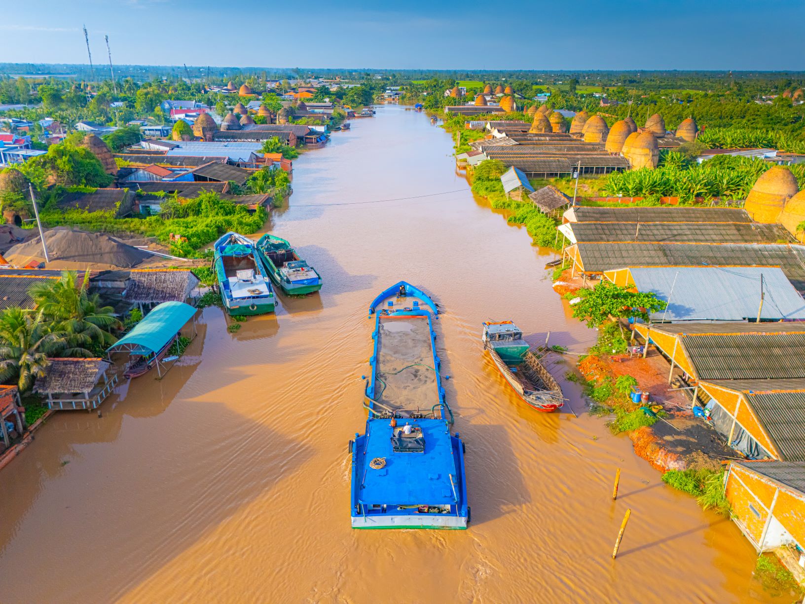 Thang 11.2024, UBND tinh Vinh Long phe duyet do an quy hoach xay dung khu lo gach, gom o huyen Mang Thit thanh khu du lich trong diem. Dinh huong noi nay thanh khu du lich quoc gia, dong vai tro trong viec thuc day phat trien kinh te - xa hoi dia phuong.