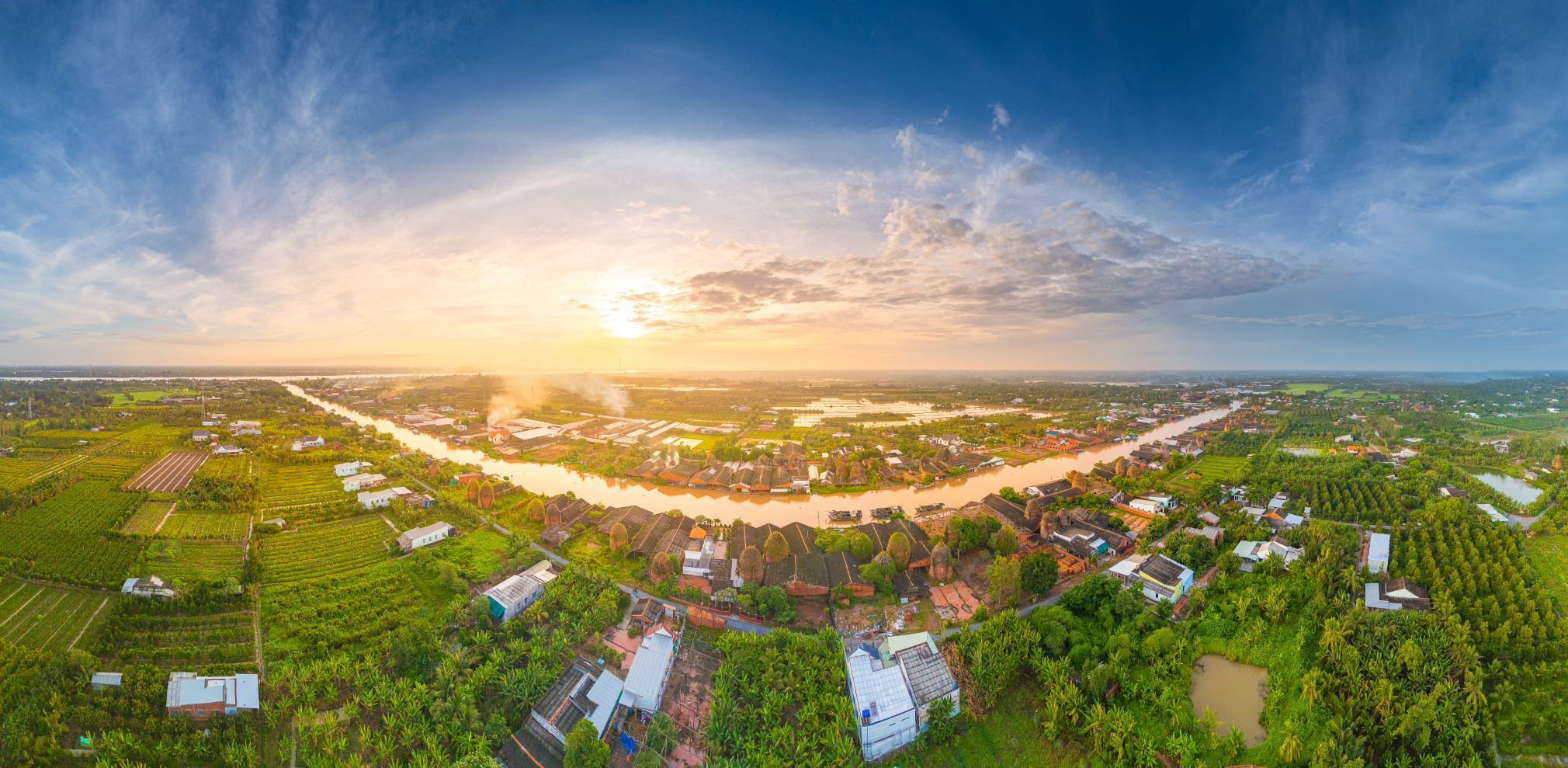 Ngay nay, lang gach gom do Mang Thit da co hon 100 nam tuoi, hien con khoang 800 lo nung voi dien tich khoang 3.000 ha, tap trung o ven kenh Thay Cai den doan giap song Co Chien.