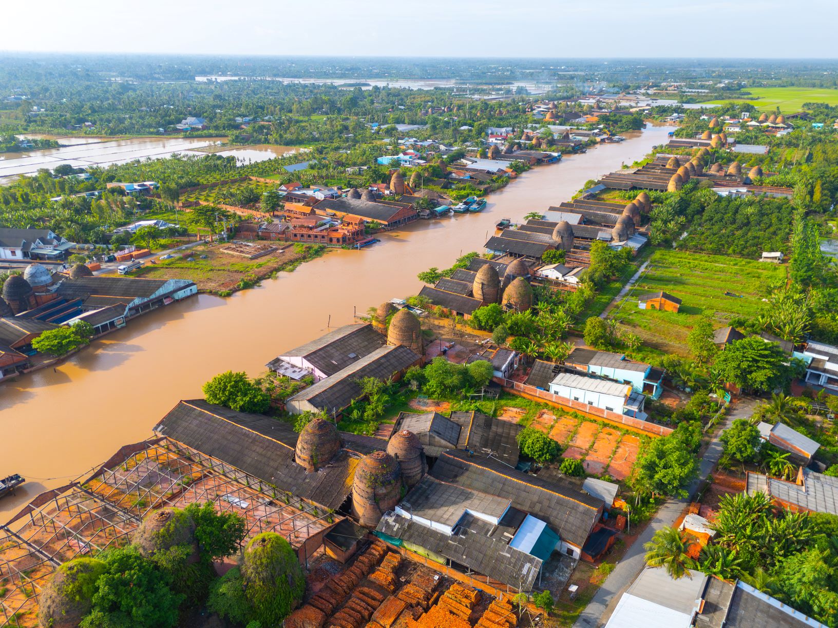 Truoc day lang gach gom Mang Thit nam trai dai 30km thuoc dia ban TP Vinh Long, huyen Long Ho, huyen Mang Thit. Thoi ky thinh vuong nhat (dau the ky 21) lang co hon 3.000 lo nung nen duoc goi vi nhu“vuong quoc lo gach” hay “vuong quoc do” cua vung dong bang song Cuu Long.