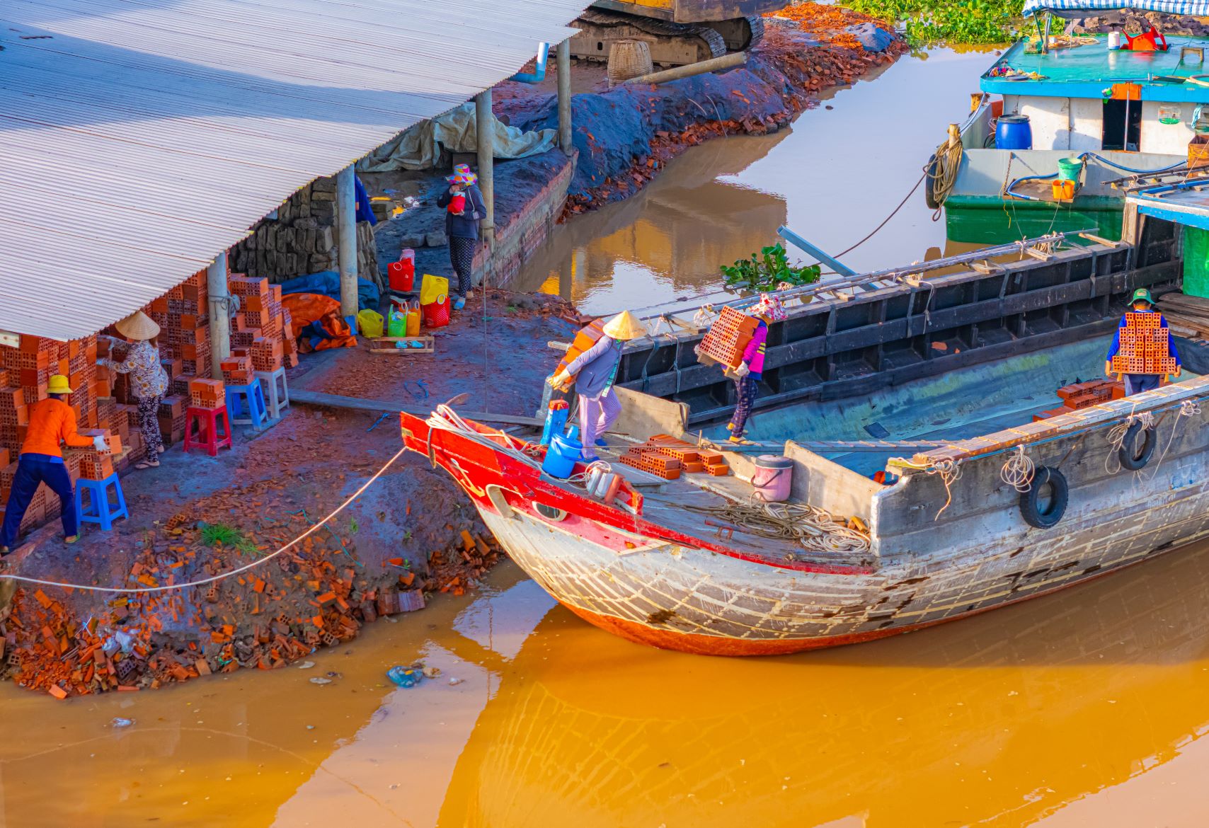 Mang Thit Vinh Long la noi van con luu giu nhieu mo set nguyen sinh co xua co gia tri. Tat ca cac mo set nguyen sinh deu nam ben trong nhung ngoi lang lam nghe gach gom do truyen thong doc theo hai ben bo. Day la nguyen lieu quan trong nhat de lam thanh cac san pham trang tri, hoac trong xay dung nhu gach do, do gom…