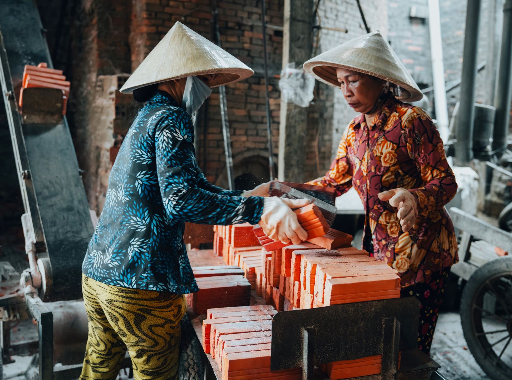 Tu nhung ban tay nhieu kinh nghiem cua nguoi tho thu cong, hang nghin tac pham co gia tri duoc ra doi mang den cho con nguoi nhieu cong dung huu ich.
