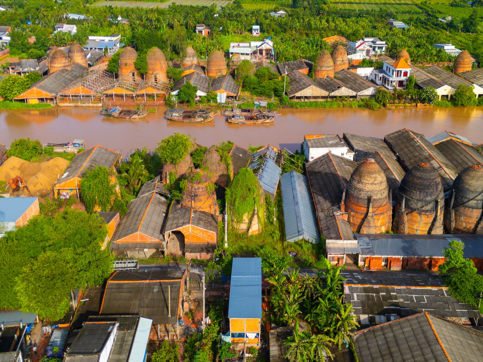 Mang Thit tu mot lang nghe truyen thong ngay dem do lua nung gach gom phuc vu xay dung va sinh hoat. Ngay nay, ngoi lang dang tren con duong chuyen minh de tro thanh diem den du lich voi cac homestay, khu trung bay san pham lang nghe, san xuat qua luu niem...