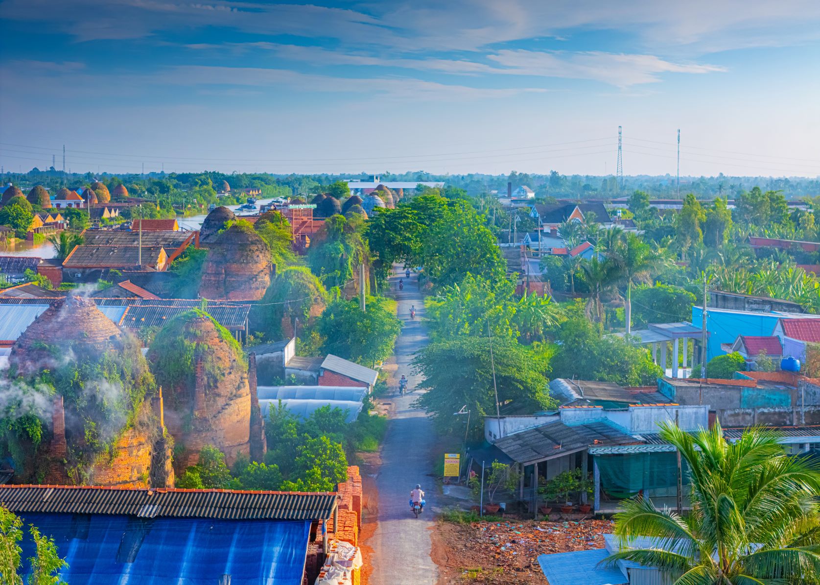 “Cung voi dong song Co Chien, lo gach cu am khoi lang le vuot qua bao thang tram, nen ai den day cung deu cam nhan duoc net dep vuot thoi gian cua chinh no. Lo gach Mang Thit Vinh Long mang mot ve dep co kinh va doc dao. Hinh anh nhung vien gach im lim nam giua khung canh hien hoa, binh yen tai cac lo nung, khien khung canh noi day cang tro nen cuon hut, thanh binh hon bao gio het. Vao nhung buoi chieu ta, khung canh lo gach Mang Thit Vinh Long cang tro nen lung linh va an tuong“, anh Vu Khoa chia se.