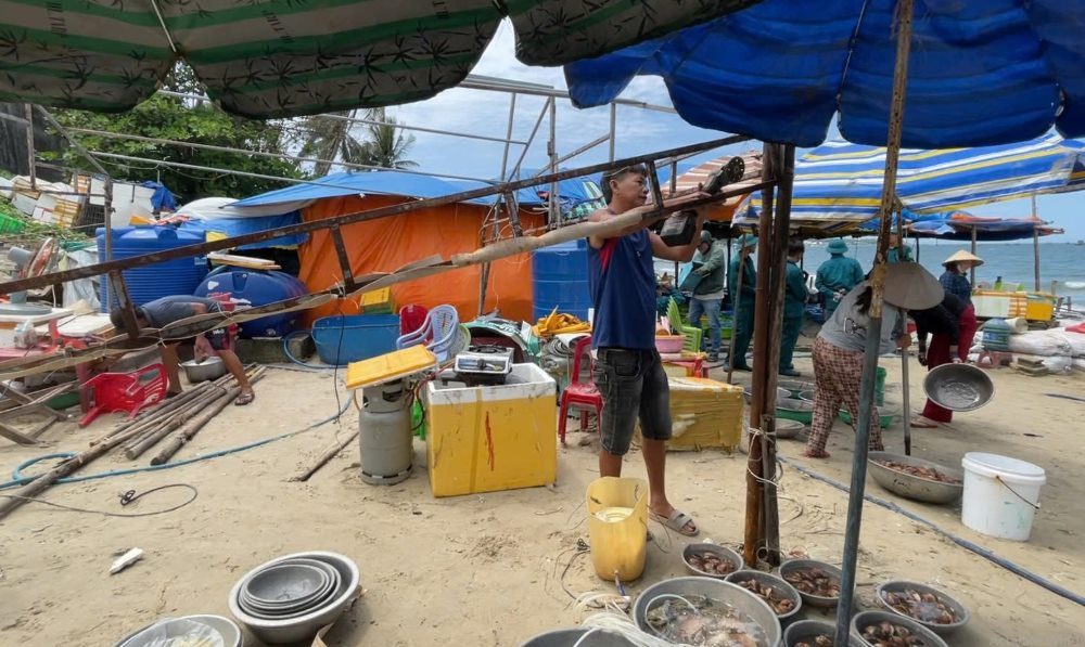 Viec thao do thuc hien sau khi dia phuong 2 lan yeu cau cac ho kinh doanh tu thao do nhung khong thuc hien. Anh: Duy Tuan 