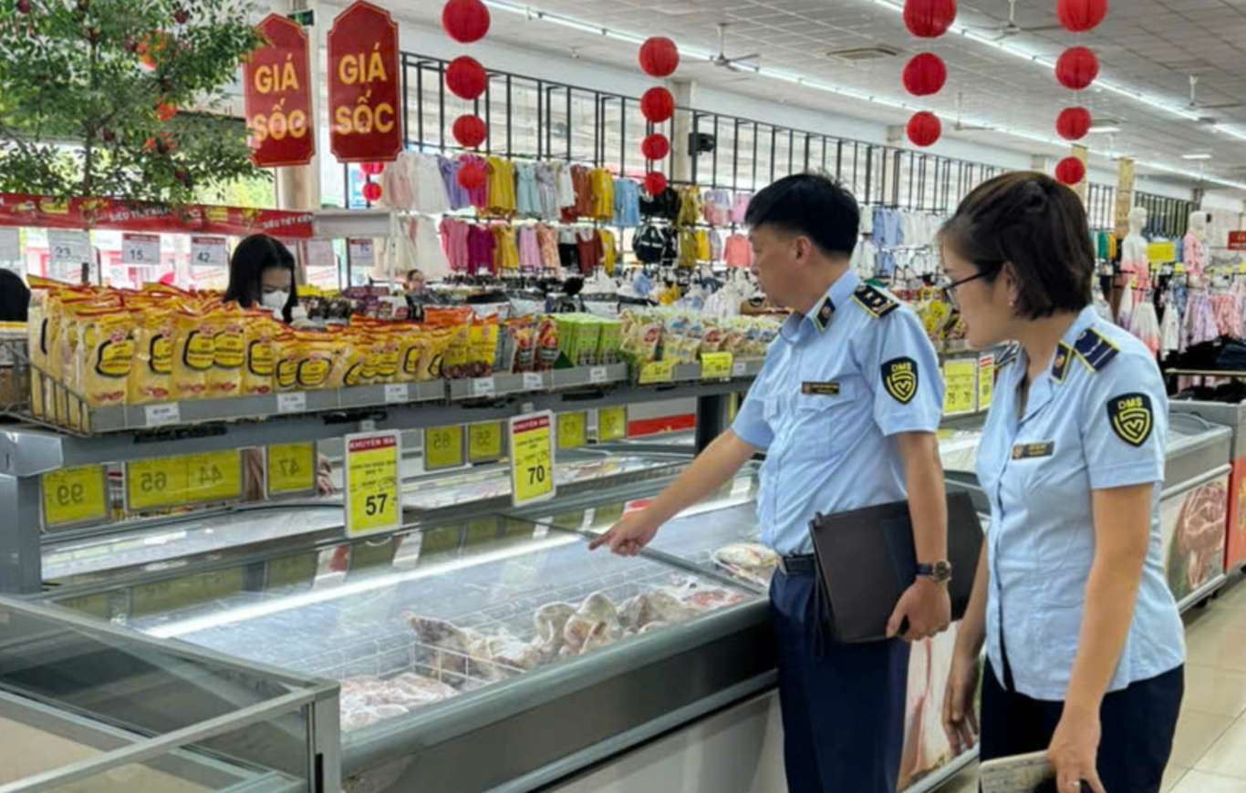 The Domestic Market Management and Development Department requires units to ensure the supply of goods, food, and provisions to serve people when storm No. 5 makes landfall. Photo: Market Management