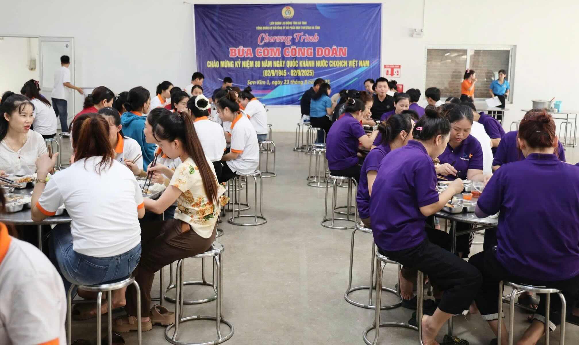 수백 명의 노동자들이 밀란 옆에 모여 따뜻한 밀란 노동조합 식사를 합니다. 사진: 하띤 노동조합