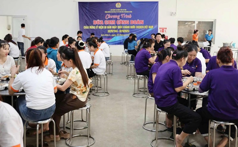 Hundreds of workers gathered at the warm "Union Meal". Photo: Ha Tinh Trade Union