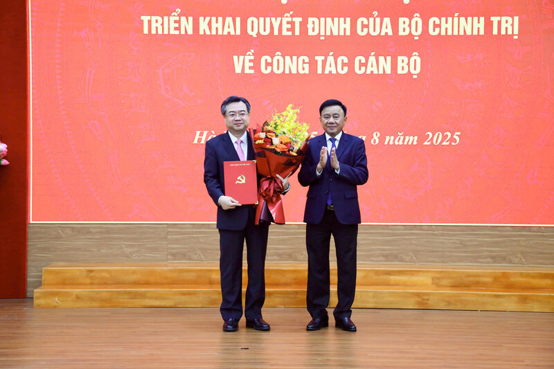Comrade Tran Cam Tu, Politburo member, Standing member of the Secretariat, presented the Politburo's Decision on the transfer, assignment and appointment of Comrade Nguyen Thanh Nghi. Photo: Thanh Trung