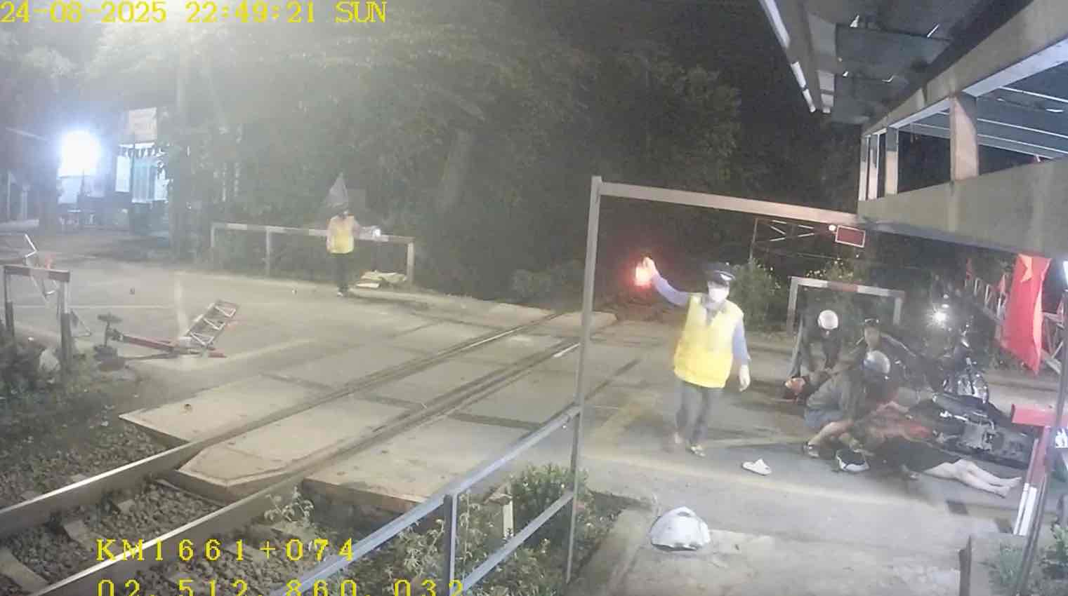 ドンナイ省でバイクが鉄道梁に衝突。クリップから抜粋。