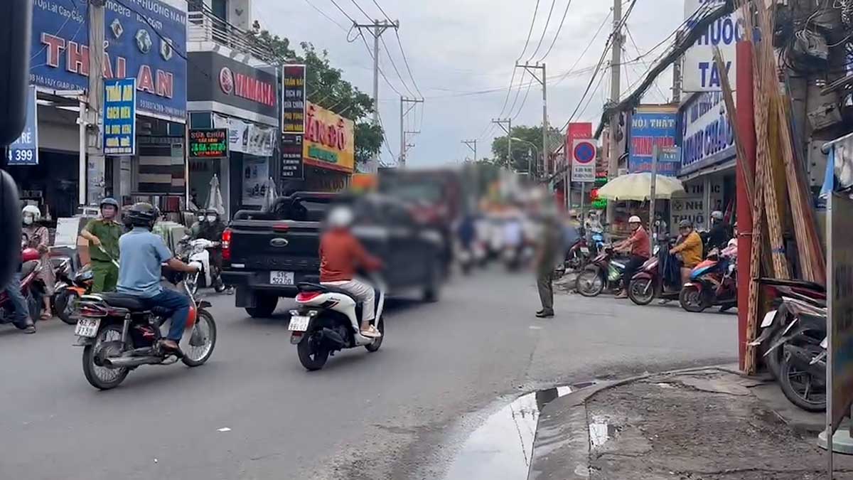 Scene of the accident between a truck and a technology motorbike taxi, killing 1 person in Ho Chi Minh City. Photo: Dong Hoang