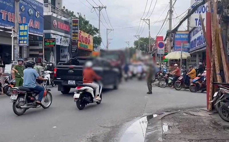 Scene of the accident between a truck and a technology motorbike taxi, killing 1 person in Ho Chi Minh City. Photo: Dong Hoang