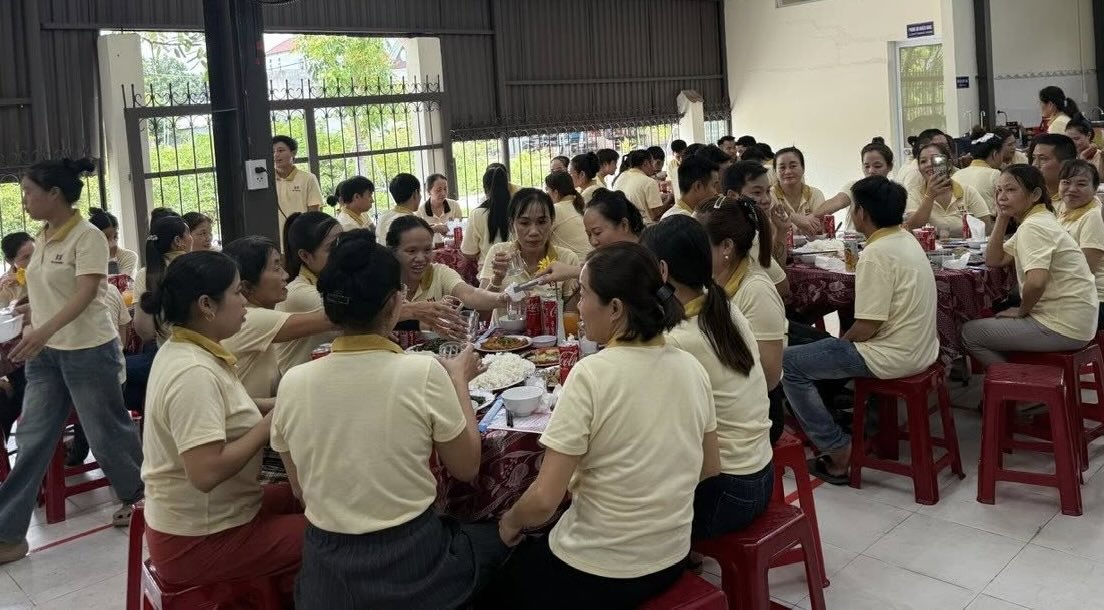 노동자들이 밀란 옆에 모여 따뜻한 밀란 노동조합 식사를 하고 있습니다. 사진: 후에 노동조합