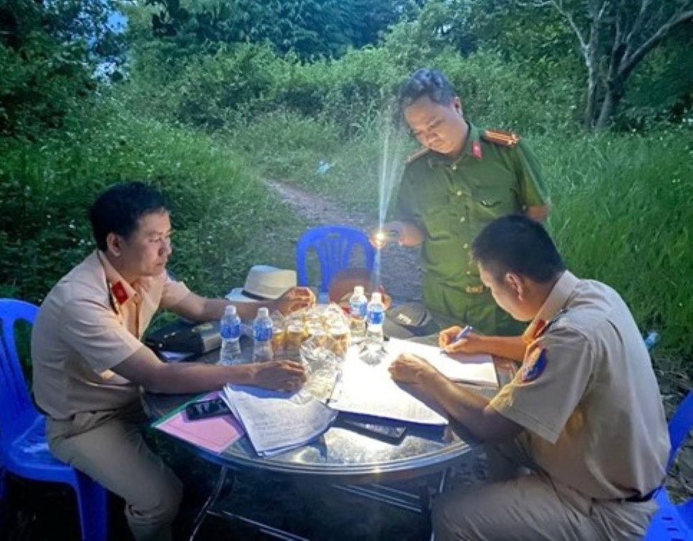 Cong an lap bien ban vu viec. Anh: Cong an