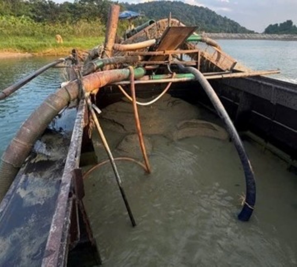 Cat hut tu song len tau. Anh: Cong an