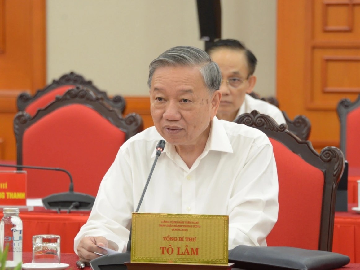 The General Secretary chaired a Politburo meeting with the Central Military Commission Standing Committee. Photo: Van Hieu