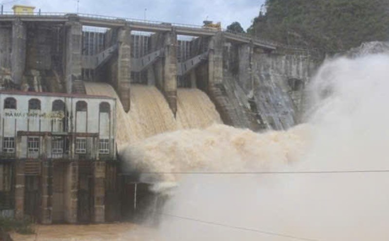To respond to storm No. 5, Ho Ho hydropower plant will release overflow from 8:00 p.m. on August 25. Photo: Tran Tuan