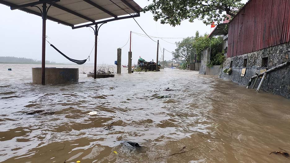 De fortes pluies ont fait monter la maree haute et de nombreuses rues du quartier de Cua Lo ont ete profondement inondees. Photo : Ngoc Anh