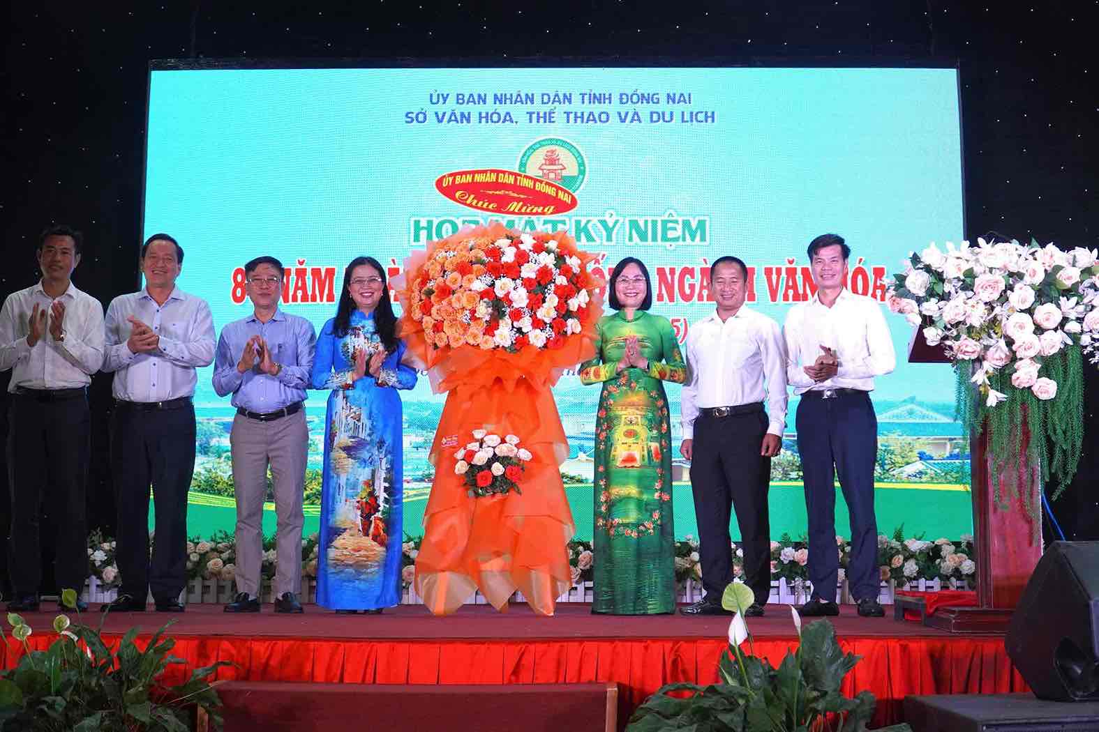 UBND tinh Dong Nai chuc mung nganh van hoa. Anh: HAC